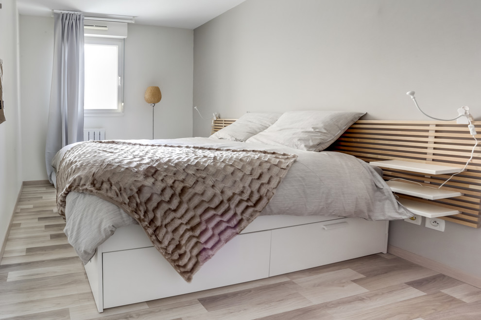 Свежая идея для дизайна: маленькая хозяйская спальня в скандинавском стиле с серыми стенами, полом из ламината и серым полом для на участке и в саду - отличное фото интерьера