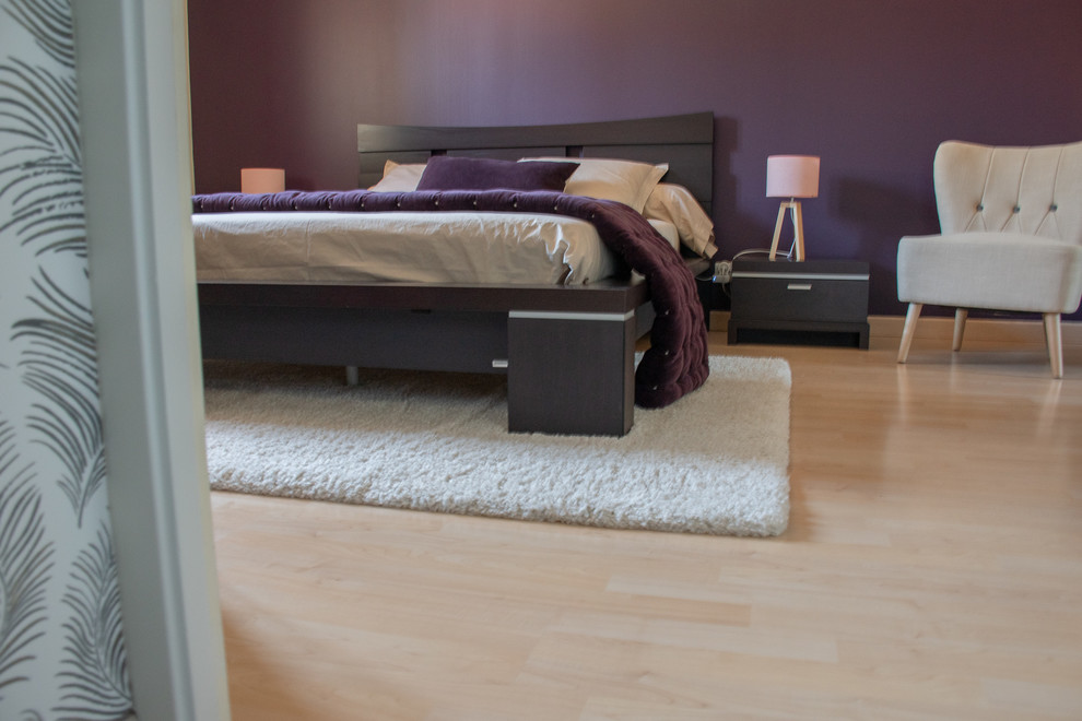 Inspiration pour une grande chambre parentale design avec un mur violet, un sol beige et sol en stratifié.