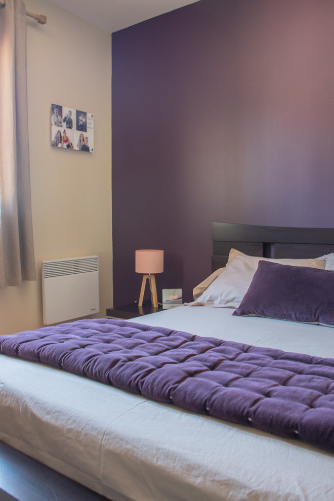 Inspiration for a large contemporary master bedroom in Lyon with purple walls, beige floors and laminate floors.