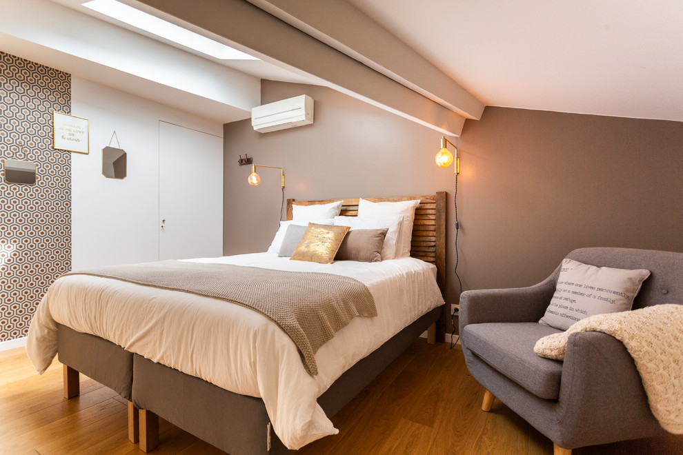 Idéer för ett klassiskt sovrum, med beige väggar, mellanmörkt trägolv och brunt golv