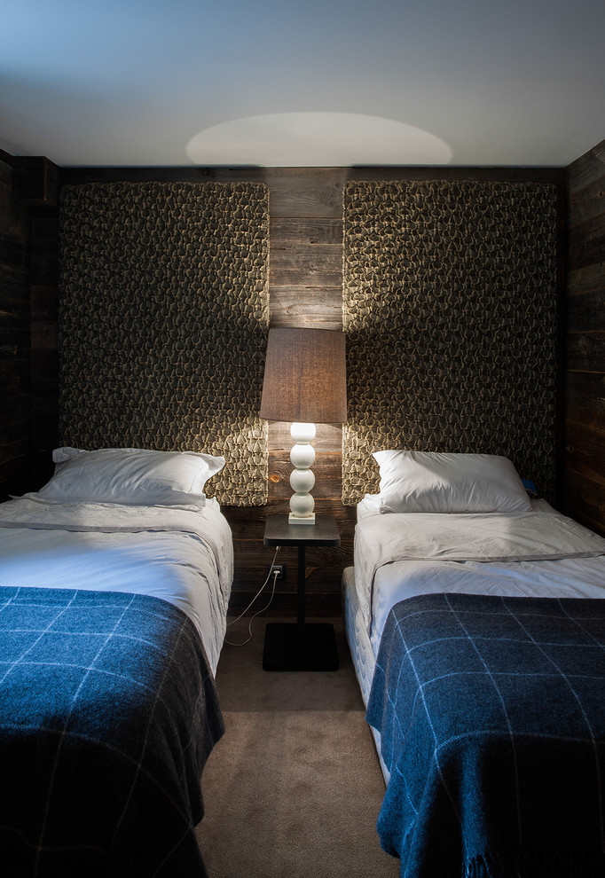 На фото: хозяйская спальня среднего размера в стиле рустика с светлым паркетным полом с