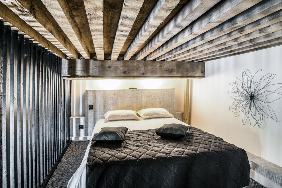 На фото: спальня среднего размера на антресоли в современном стиле с белыми стенами, ковровым покрытием, черным полом и балками на потолке
