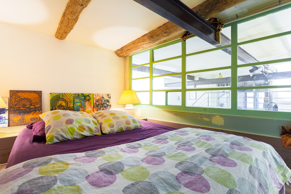 Foto de dormitorio tipo loft industrial pequeño con paredes blancas y suelo de madera clara