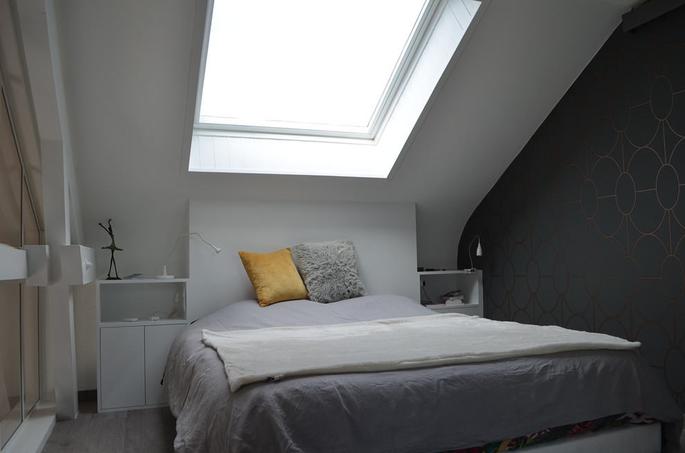 Ejemplo de dormitorio principal actual de tamaño medio sin chimenea con paredes blancas, suelo laminado y suelo gris