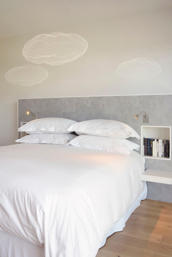Design ideas for a contemporary bedroom in Toulouse.