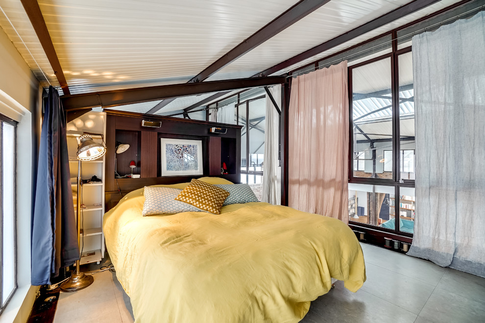 На фото: большая спальня на антресоли в стиле лофт с серым полом с