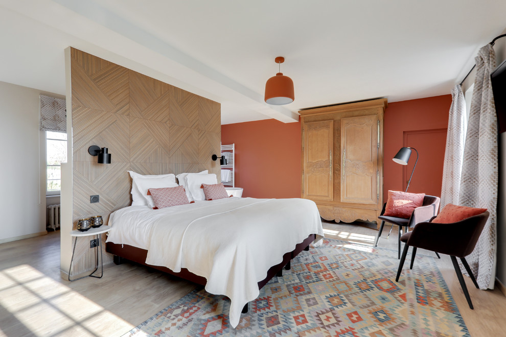 ルアーブルにある広いトランジショナルスタイルのおしゃれな主寝室 (オレンジの壁、クッションフロア、ベージュの床) のインテリア