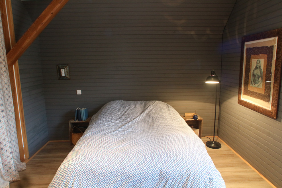 Ispirazione per una camera da letto stile loft rustica di medie dimensioni con pareti viola, pavimento in laminato, nessun camino e pavimento beige