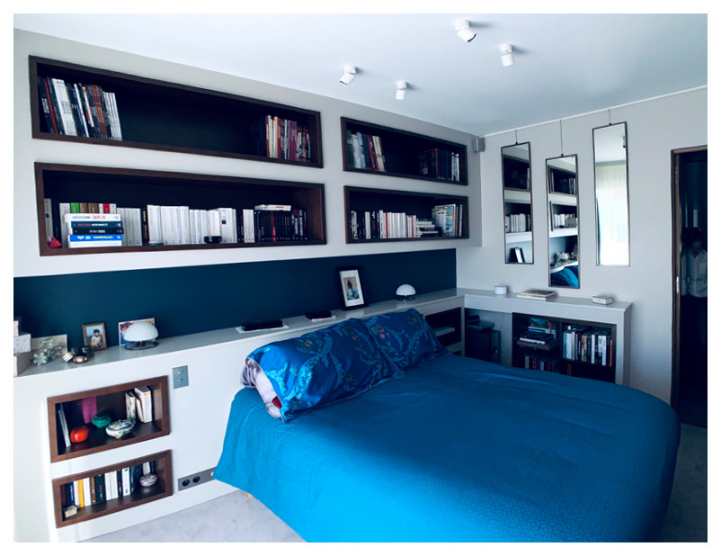 Идея дизайна: хозяйская спальня среднего размера в современном стиле с серыми стенами, ковровым покрытием, серым полом и кессонным потолком