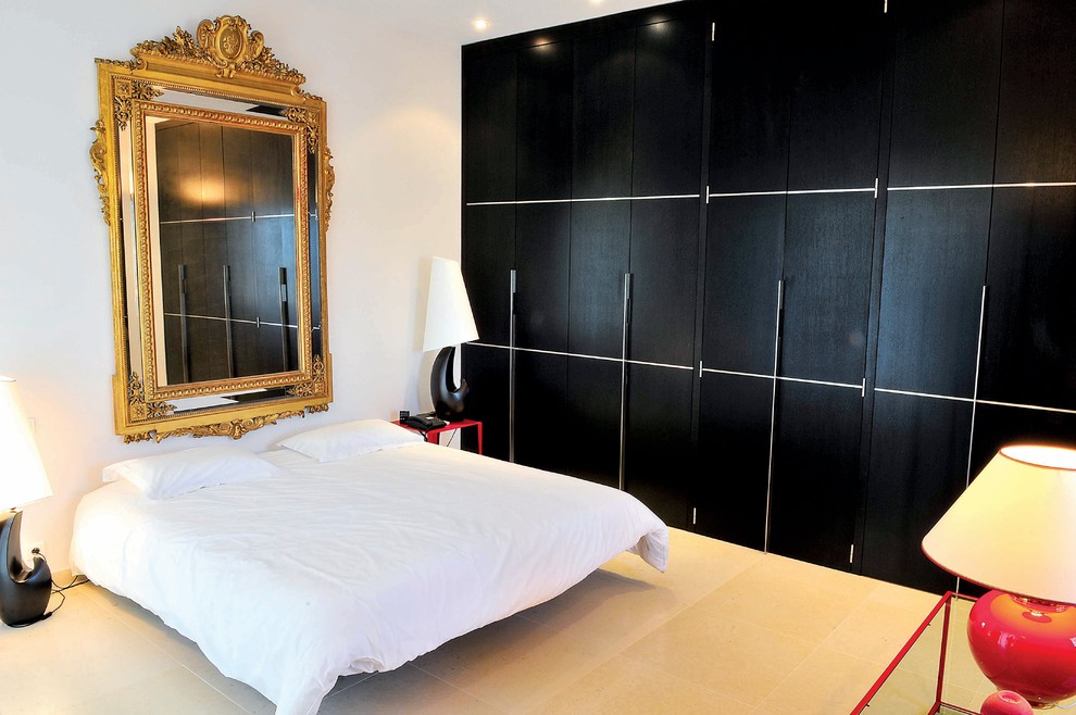 Идея дизайна: большая хозяйская спальня в современном стиле с белыми стенами и полом из керамической плитки