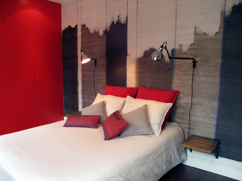 パリにある中くらいなコンテンポラリースタイルのおしゃれな主寝室 (塗装フローリング)