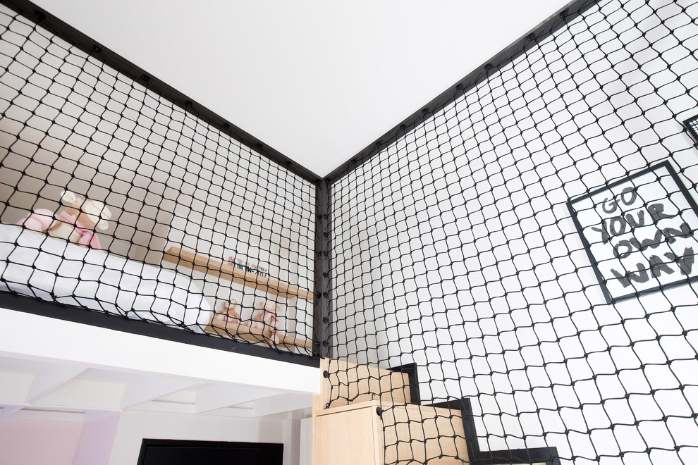 Exemple d'une chambre mansardée ou avec mezzanine tendance de taille moyenne avec un mur gris et parquet clair.