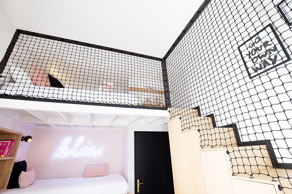 Diseño de dormitorio tipo loft actual de tamaño medio con paredes grises y suelo de madera clara