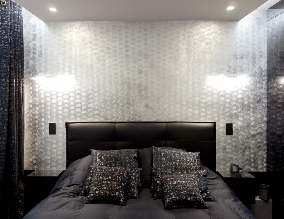 На фото: хозяйская спальня среднего размера в современном стиле с серыми стенами, полом из сланца и бежевым полом без камина
