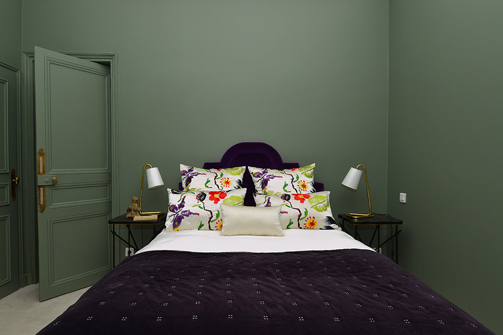 Modelo de habitación de invitados clásica pequeña con paredes verdes, moqueta y suelo beige