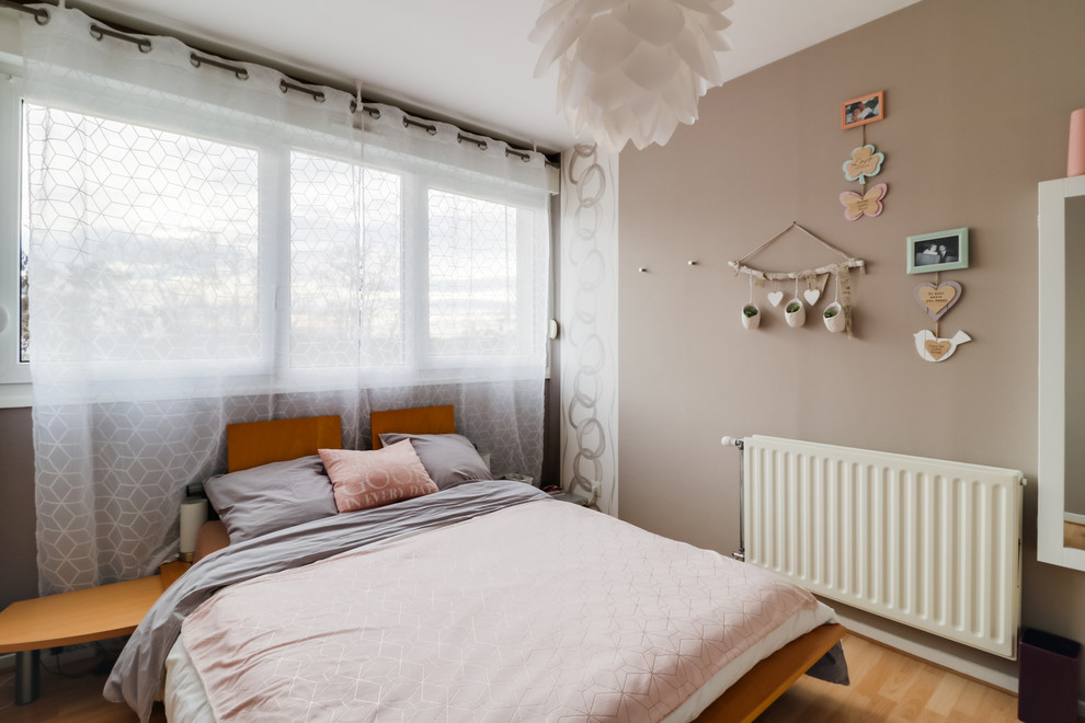 Aménagement d'une chambre parentale scandinave de taille moyenne avec un mur beige, parquet clair et un sol beige.