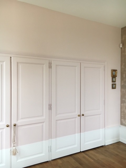 Imagen de dormitorio principal tradicional renovado grande con paredes rosas y suelo de madera clara