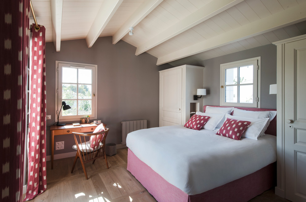 Mittelgroßes Klassisches Schlafzimmer mit grauer Wandfarbe und braunem Holzboden in Nantes