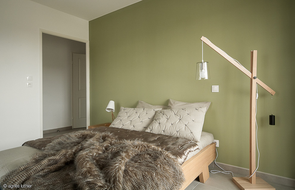 Стильный дизайн: хозяйская спальня среднего размера в стиле фьюжн с зелеными стенами - последний тренд