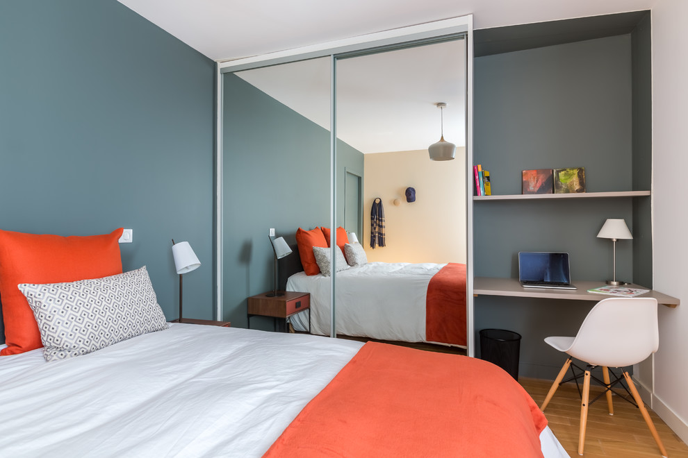 Стильный дизайн: спальня в стиле ретро с серыми стенами, паркетным полом среднего тона и коричневым полом - последний тренд