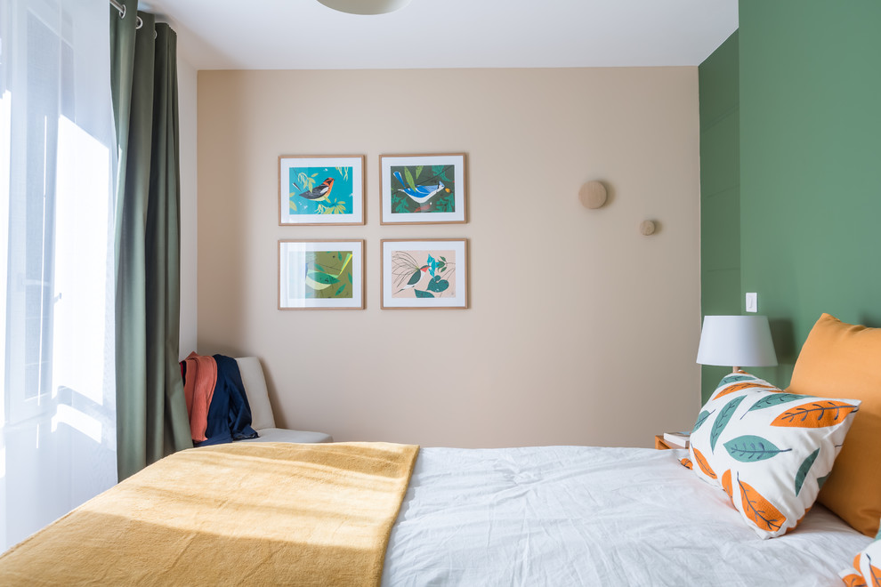 Exemple d'une chambre rétro avec un mur vert.
