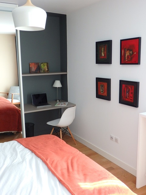 Mid-century modern bedroom photo in Bordeaux