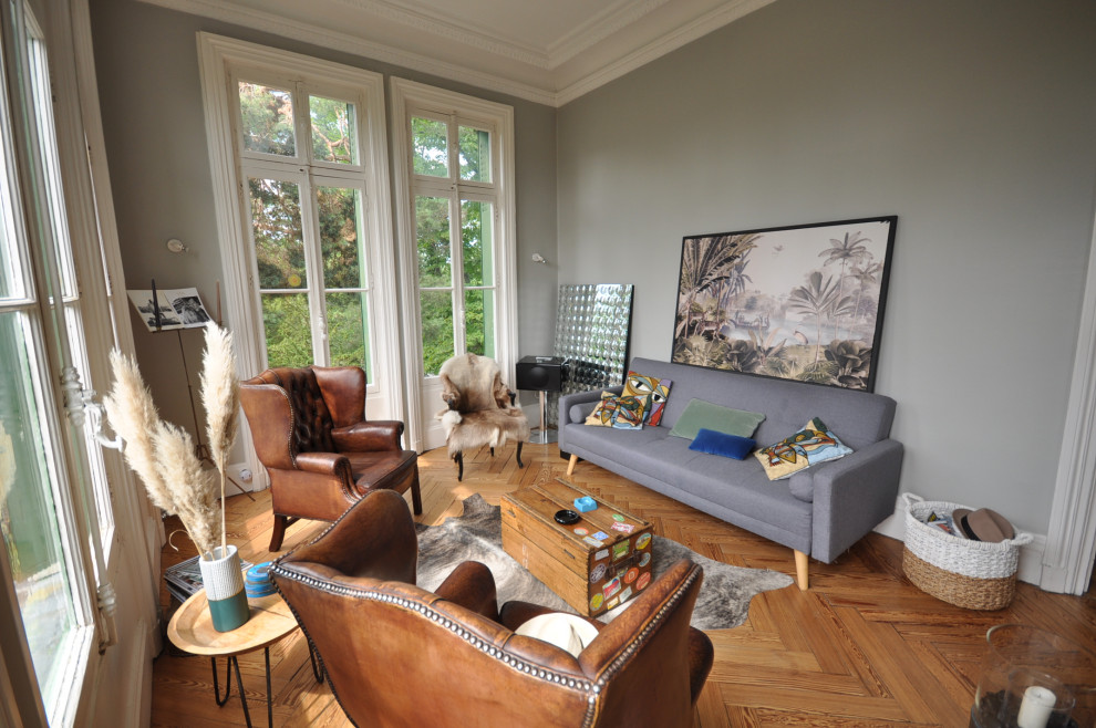 Großes Stilmix Schlafzimmer im Loft-Style mit grauer Wandfarbe, dunklem Holzboden, Kamin, Kaminumrandung aus Backstein und braunem Boden in Lyon