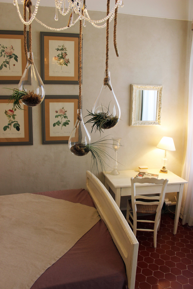 На фото: гостевая спальня среднего размера, (комната для гостей) в классическом стиле с полом из терракотовой плитки и коричневым полом без камина