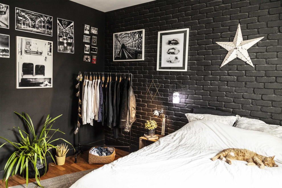 На фото: хозяйская спальня среднего размера в стиле лофт с черными стенами
