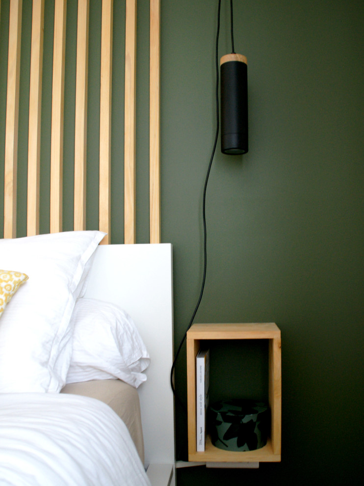 Kleines Nordisches Hauptschlafzimmer ohne Kamin mit grüner Wandfarbe, hellem Holzboden und beigem Boden in Bordeaux