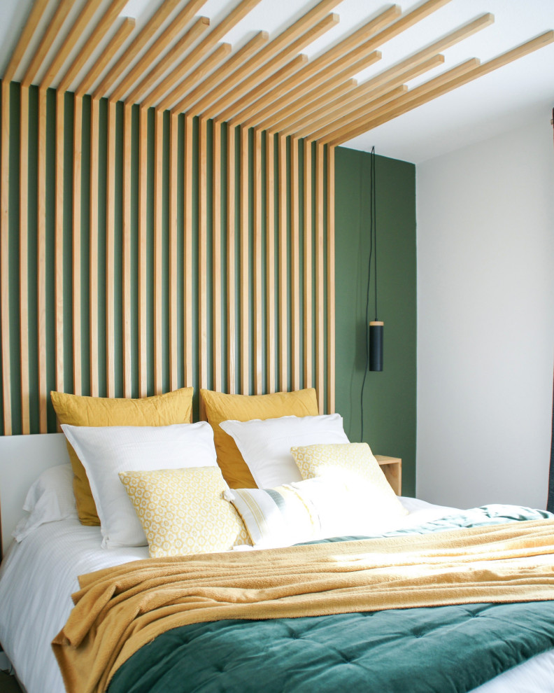 Kleines Skandinavisches Hauptschlafzimmer mit grüner Wandfarbe und hellem Holzboden in Bordeaux