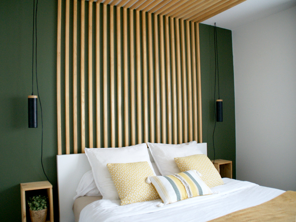 Ejemplo de dormitorio principal nórdico pequeño sin chimenea con paredes verdes, suelo de madera clara y suelo beige