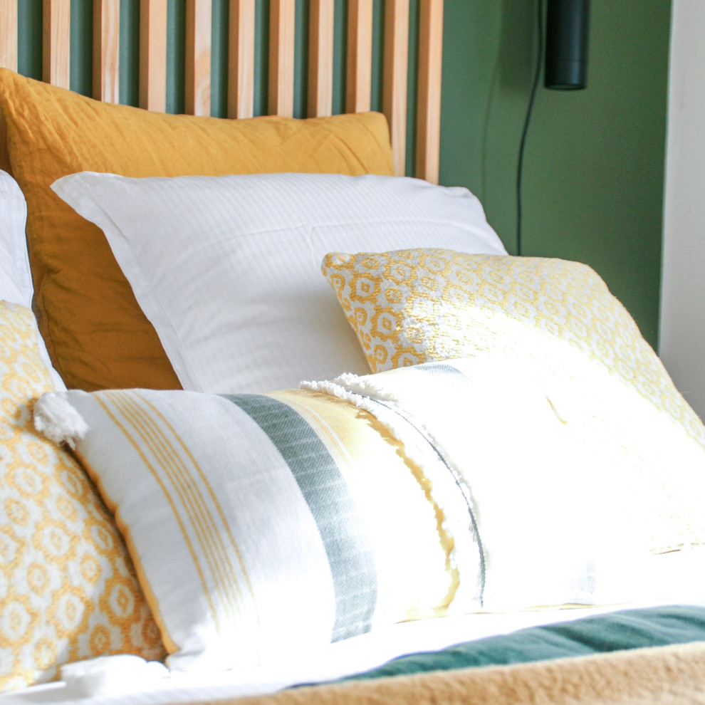 Foto de dormitorio principal nórdico pequeño con paredes verdes y suelo de madera clara