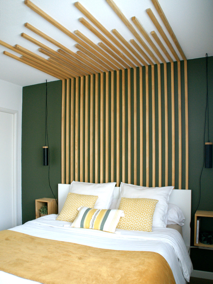 Small scandinavian master bedroom in Bordeaux with green walls, light hardwood flooring, no fireplace and beige floors.