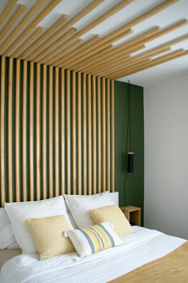 Стильный дизайн: маленькая хозяйская спальня в скандинавском стиле с зелеными стенами, светлым паркетным полом и бежевым полом для на участке и в саду - последний тренд