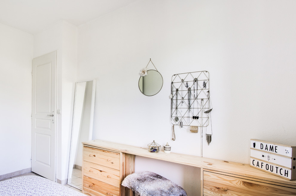 Kleines Nordisches Hauptschlafzimmer ohne Kamin mit weißer Wandfarbe, Keramikboden und beigem Boden in Bordeaux