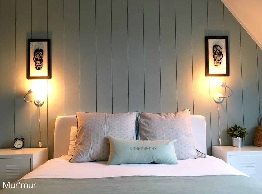 Esempio di una camera da letto stile loft scandinava di medie dimensioni con pareti verdi, soffitto a volta e pareti in perlinato