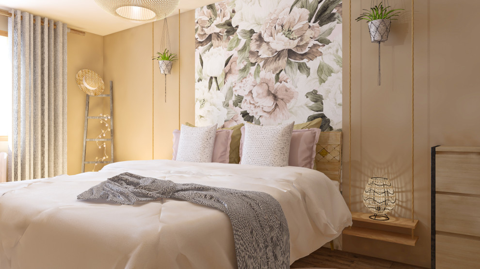 Immagine di una piccola camera matrimoniale country con pareti beige, pavimento in legno massello medio, pavimento marrone e carta da parati