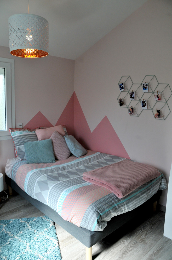 Источник вдохновения для домашнего уюта: спальня среднего размера на антресоли в стиле модернизм с розовыми стенами, серым полом и темным паркетным полом