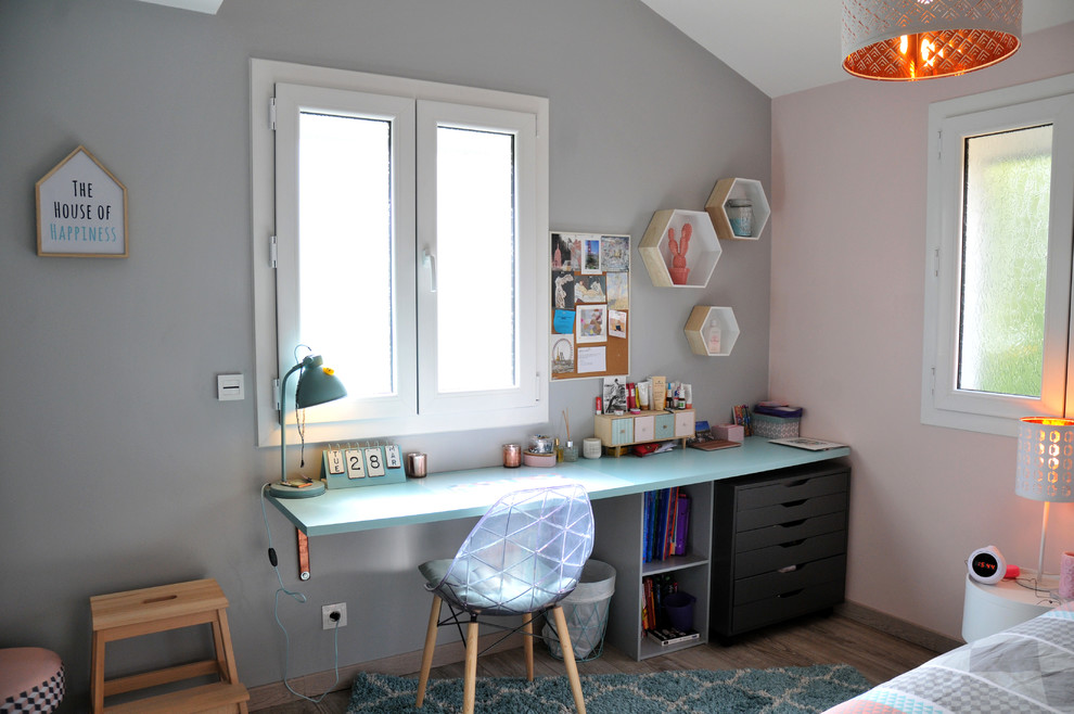 Bedroom - mid-sized modern loft-style gray floor and dark wood floor bedroom idea in Paris with pink walls
