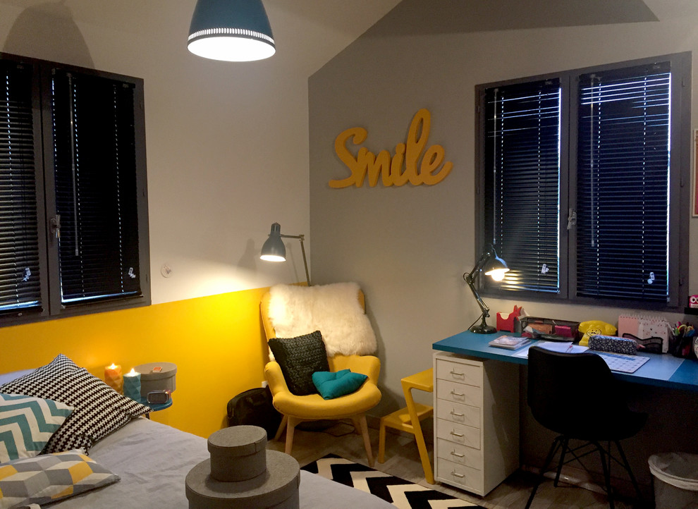 Diseño de dormitorio tipo loft minimalista de tamaño medio con paredes amarillas, suelo gris y suelo de madera oscura
