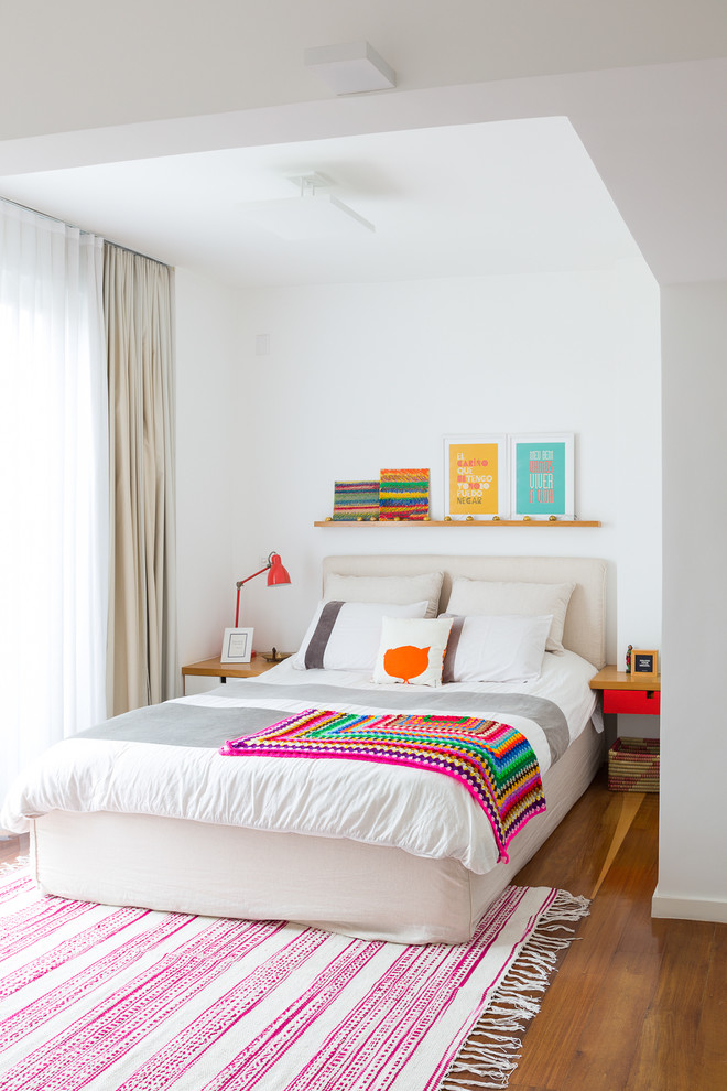 Idee per una camera da letto nordica con pareti bianche e pavimento marrone