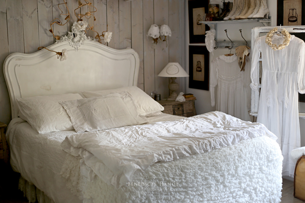Example of a cottage chic bedroom design in Marseille