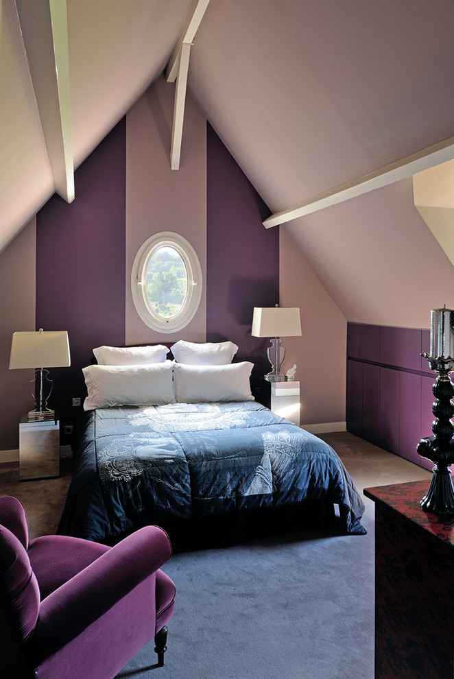 Imagen de dormitorio bohemio grande con paredes multicolor y moqueta