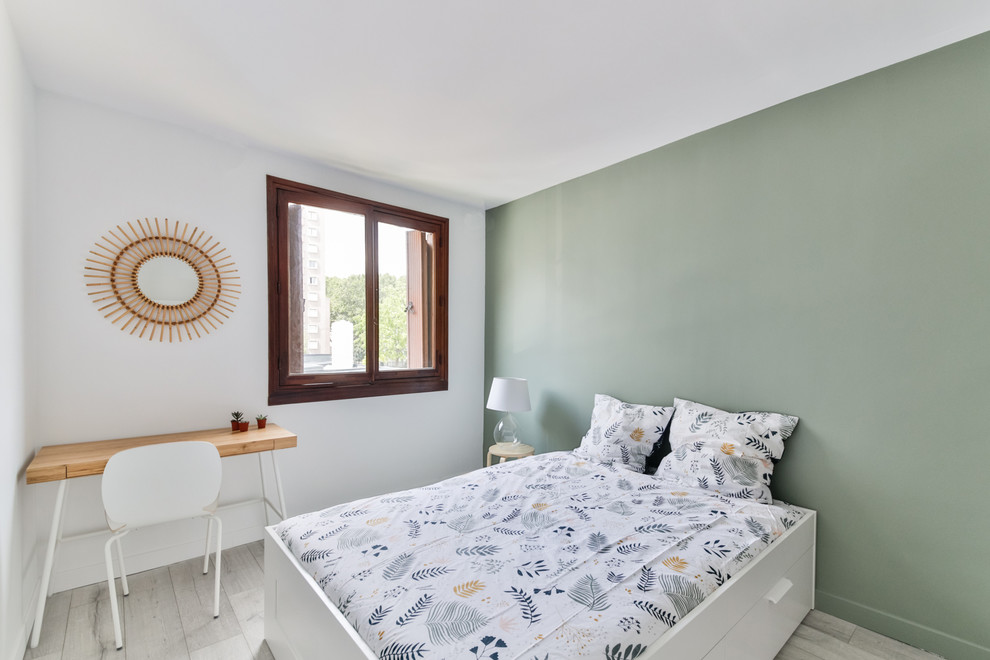Стильный дизайн: спальня среднего размера в скандинавском стиле с зелеными стенами, полом из линолеума и бежевым полом без камина - последний тренд