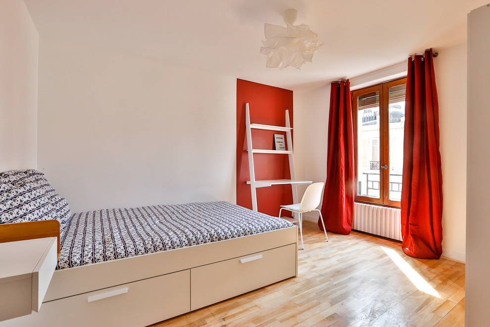 Foto de dormitorio escandinavo de tamaño medio sin chimenea con paredes rojas, suelo de madera clara y suelo beige
