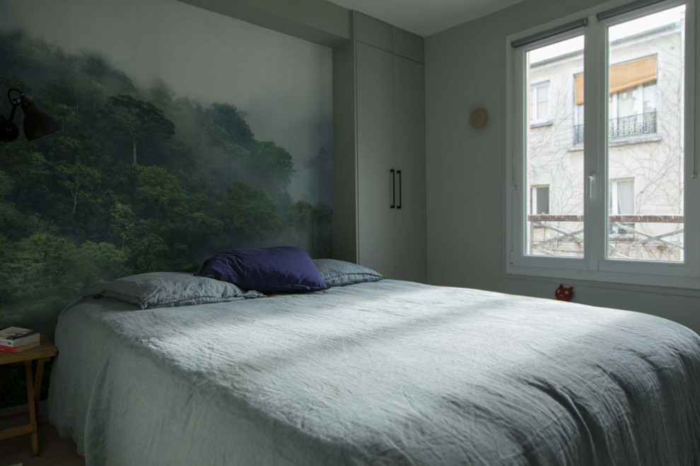 Diseño de dormitorio principal actual de tamaño medio con paredes verdes, suelo de madera clara y suelo beige