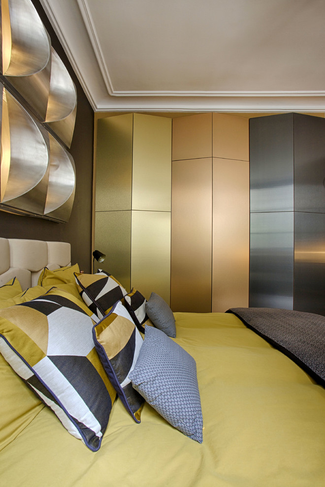 На фото: хозяйская спальня среднего размера в стиле фьюжн с светлым паркетным полом