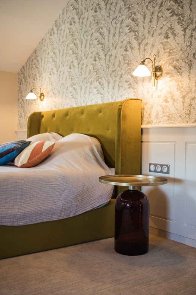 Diseño de dormitorio romántico con paredes multicolor, suelo de madera clara, vigas vistas y papel pintado