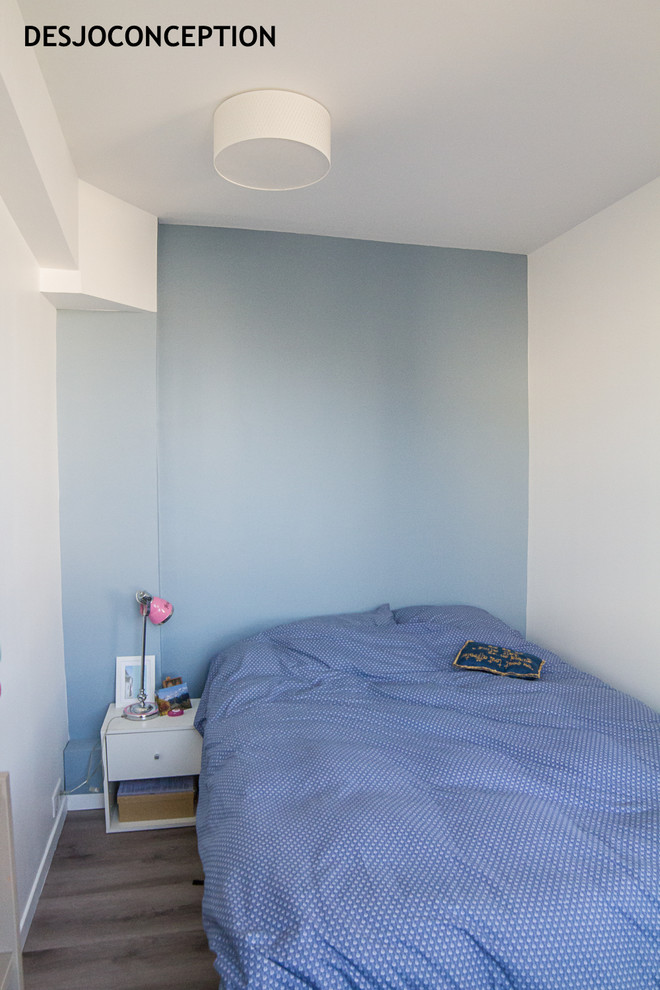 Diseño de dormitorio principal contemporáneo pequeño sin chimenea con paredes azules, suelo vinílico y suelo gris